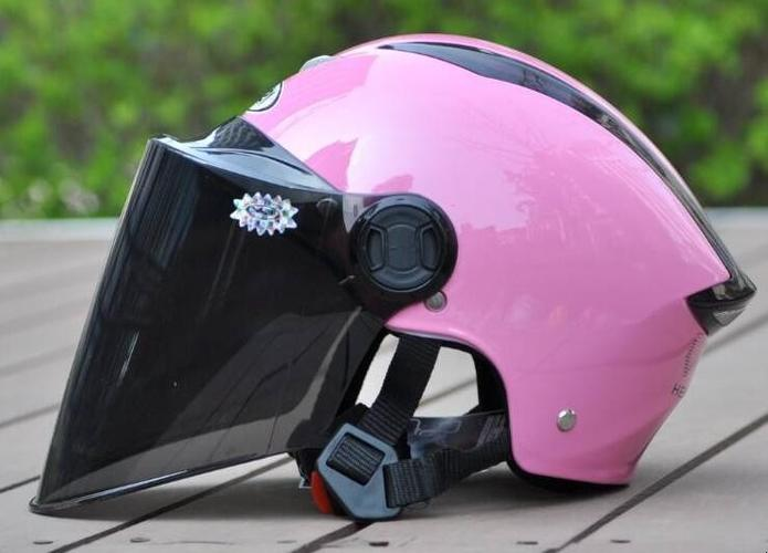 helmeta biçikletash me asistencë elektrike