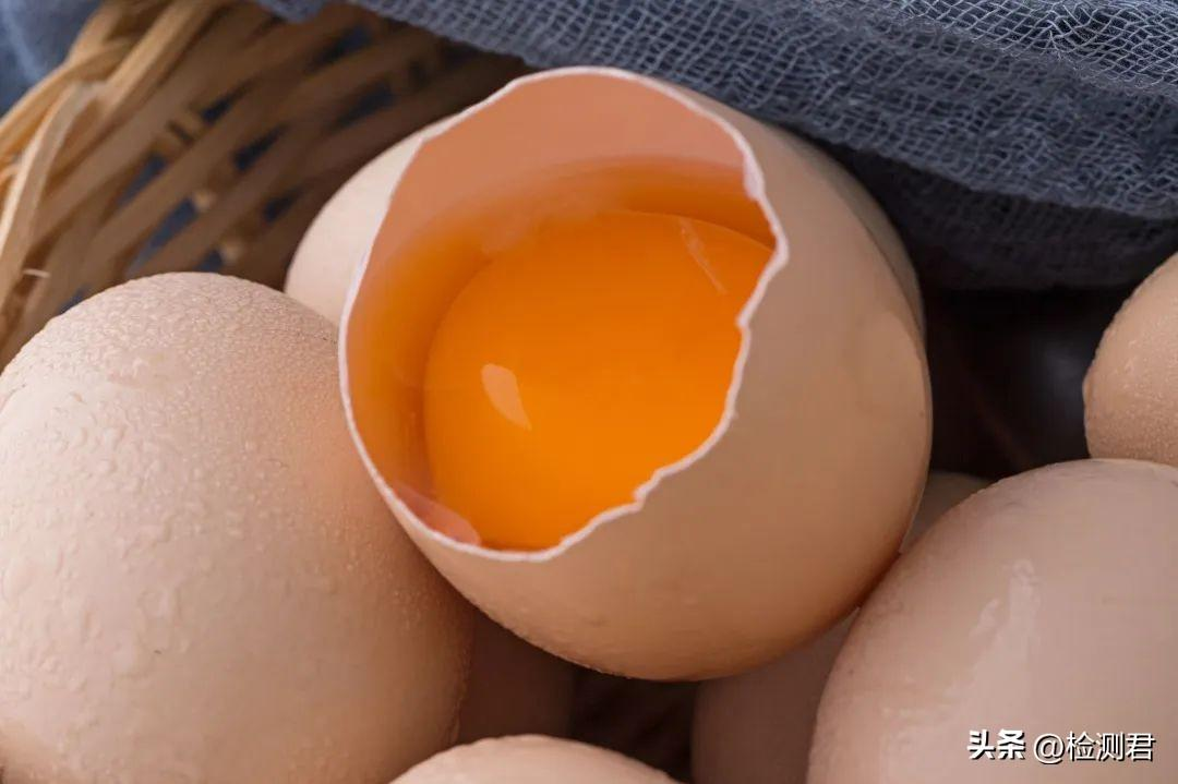 Мыть ли куриные яйца. Полезны ли яйца в крутую. Какие яйца полезнее. Лияйца. Бланшируют ли яйца.